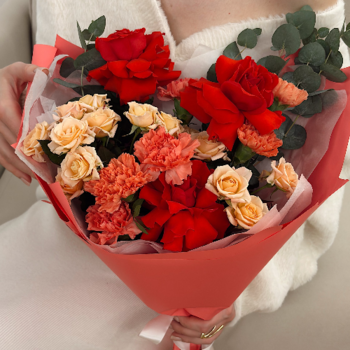 Фотография Роскошный букет с алыми розами для неё 