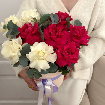 Фотография Розовые и белые французские розы в коробке 