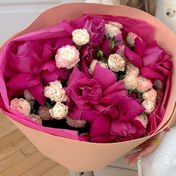 Фотография Букет из премиальной розы Пинк Флойд и пионовидной 