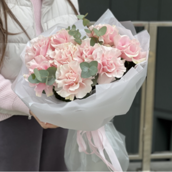 Фотография Букет из 9 нежных французских роз с эвкалиптом 