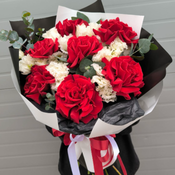Фотография Букет из красных французских роз и белой эустомы 