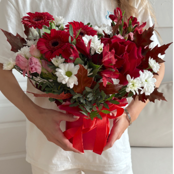 Фотография Коробка с цветами "Кленовый вальс" 