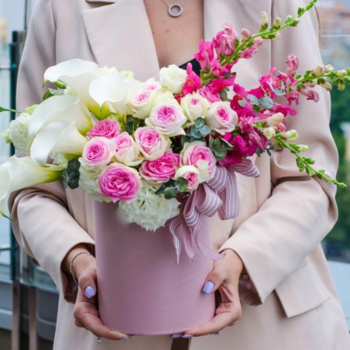 Фотография Шляпная коробка с белыми каллами 