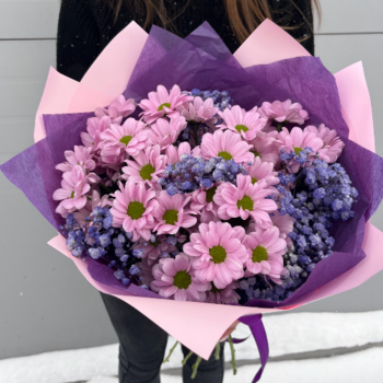 Фотография Букет из розовых хризантем и фиолетовых гипсофил 