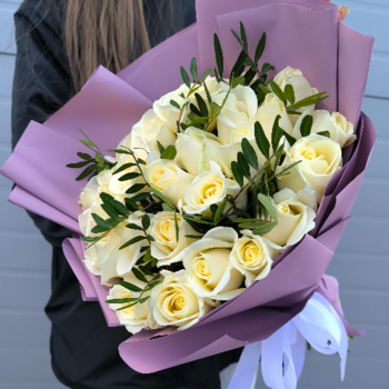 Фотография Букет из 25 белых роз "Аваланш" и фисташки 