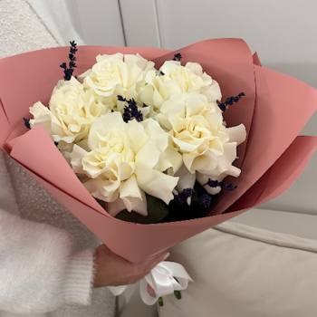 Фотография Букет "Лавандовый сон в белых розах" 