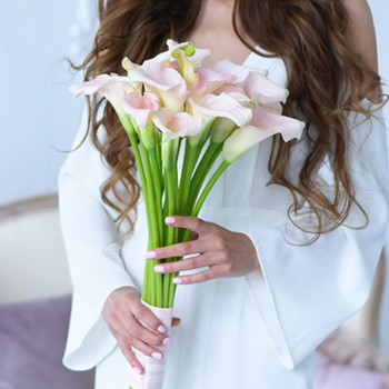 Фотография Букет невесты из 19 нежных калл 