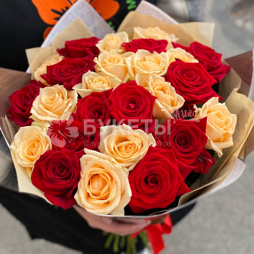 Букет из 25 красных и персиковых роз