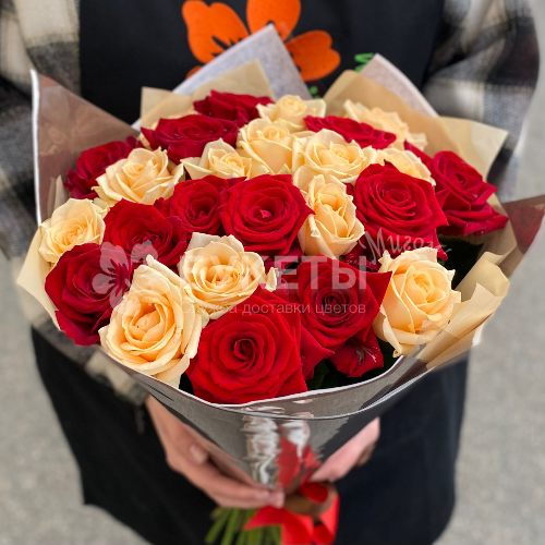 Букет из 25 красных и персиковых роз