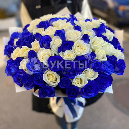 Букет из 101 синей и белой розы "Невские берега"