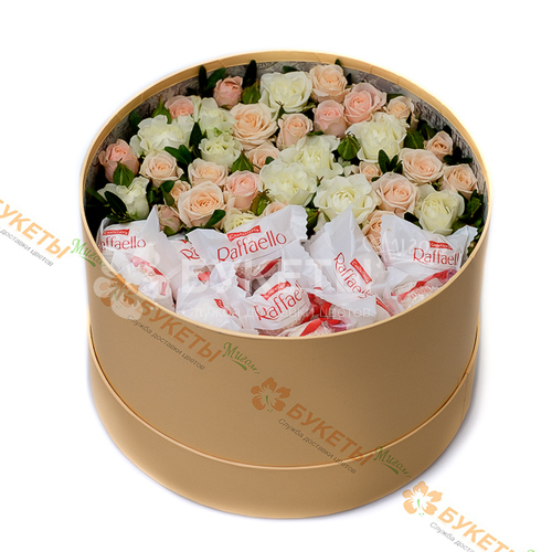 Кустовые розы и конфеты Raffaello в коробке
