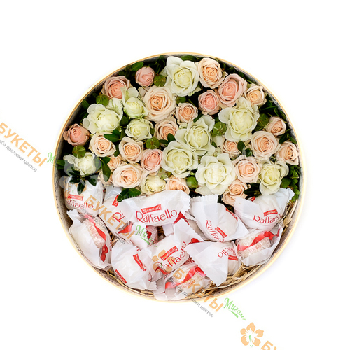 Кустовые розы и конфеты Raffaello в коробке