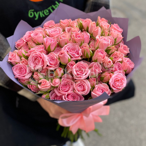 Букет из розовых кустовых роз "Розовые тона"