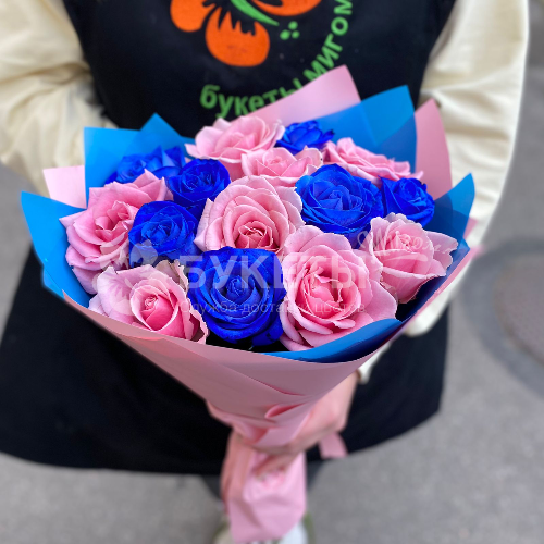 Букет из 15 синих и розовых роз