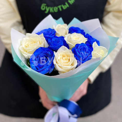 Букет из 11 синих и белых роз