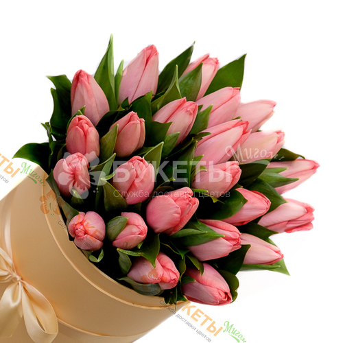 25 розовых тюльпанов в бежевой шляпной коробке