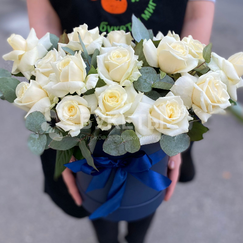 19 белых роз с эвкалиптом в шляпной коробке