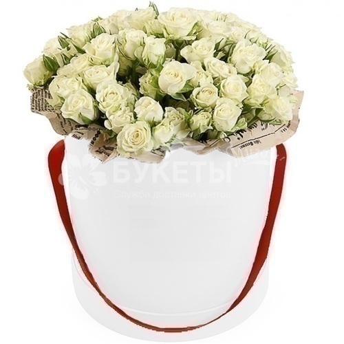 15 белых кустовых роз в белой шляпной коробке №5