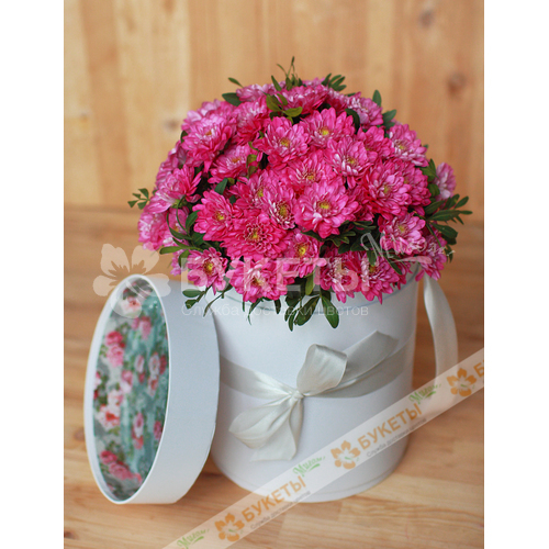 9 розовых хризантем в белой шляпной коробке №26