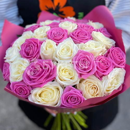 Букет из 35 белых и розовых роз 40 см