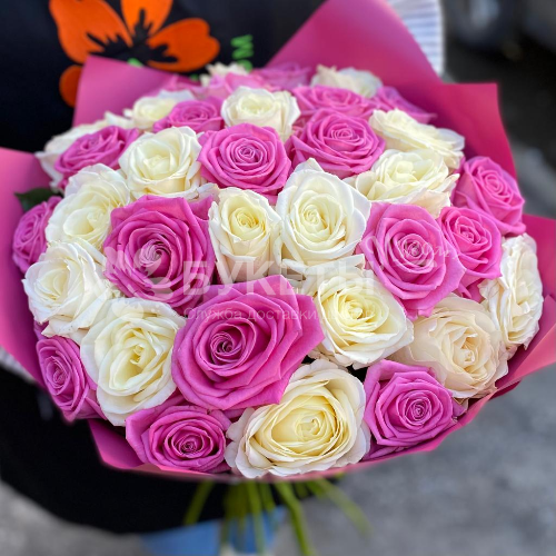 Букет из 35 белых и розовых роз 40 см