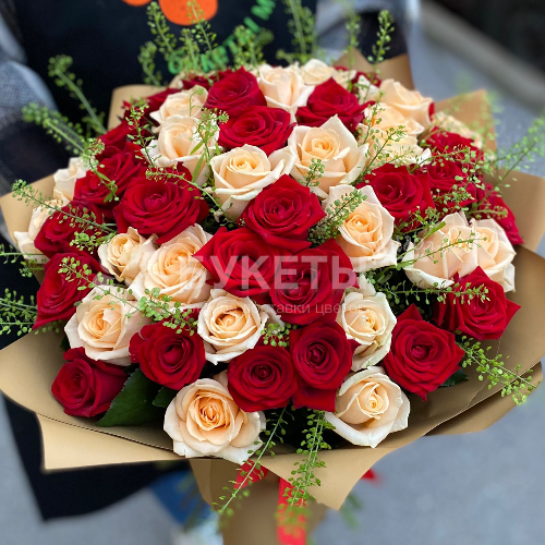 Букет из 51 красно-персиковой розы "Татьяна"