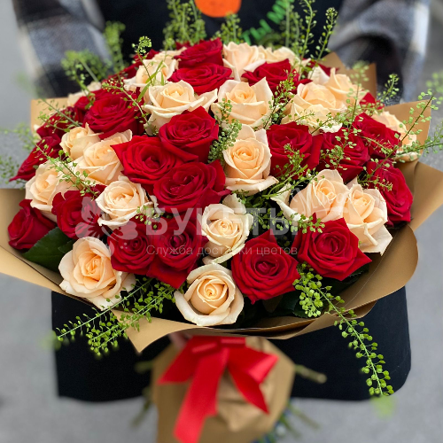 Букет из 51 красно-персиковой розы "Татьяна"