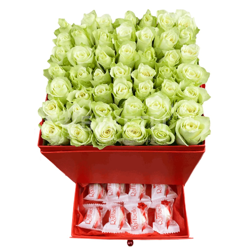 47 кенийских белых роз в красной коробке шкатулке