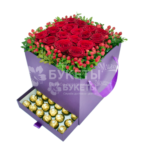 17 красных роз в фиолетовой коробке шкатулке