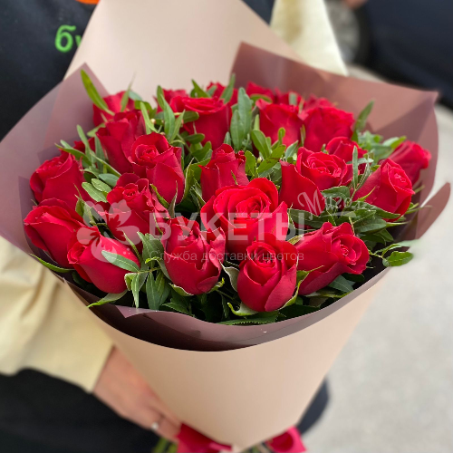 Букет из 19 красных роз "Кения" и фисташки