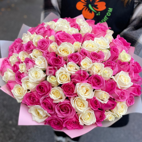 Букет из 101 белой и розовой розы