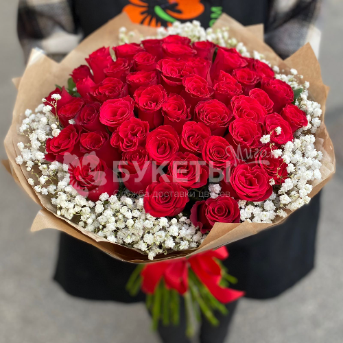 Букет из 51 красной розы с гипсофилой