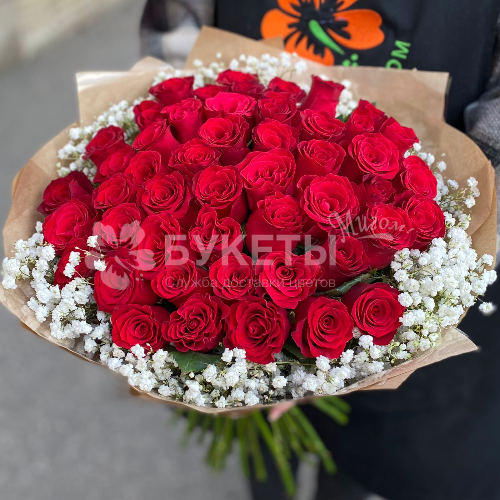 Букет из 51 красной розы с гипсофилой