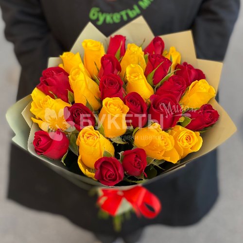 Букет из 25 желтых и красных роз "Кения"