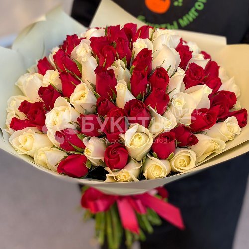 Букет из 101 красной и белой розы "Кения"