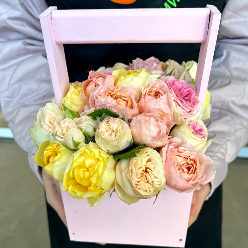 11 пионовидных роз в ящике