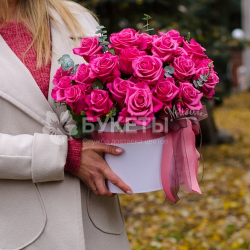 25 розовых роз в белой шляпной коробке