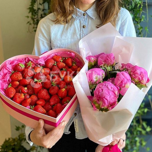 7 розовых пионов и коробка с клубникой в форме сердца