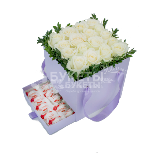 17 белых роз в сиреневой коробке шкатулке