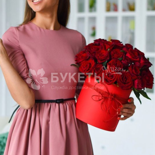 19 красных роз в красной шляпной коробке №7