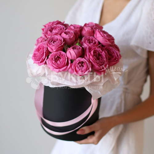 5 розовых пионовидных роз в шляпной коробке №1