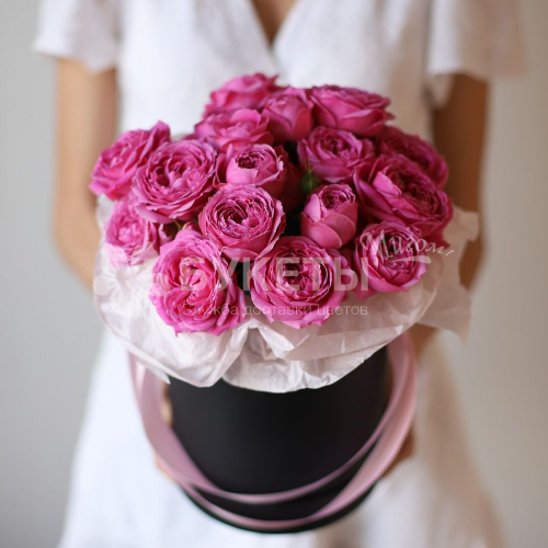 5 розовых пионовидных роз в шляпной коробке №1