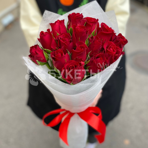 Букет из 15 красных роз "Мадам Ред"