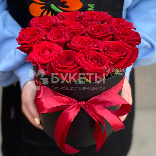 15 красных роз "Ред Наоми" в шляпной коробке