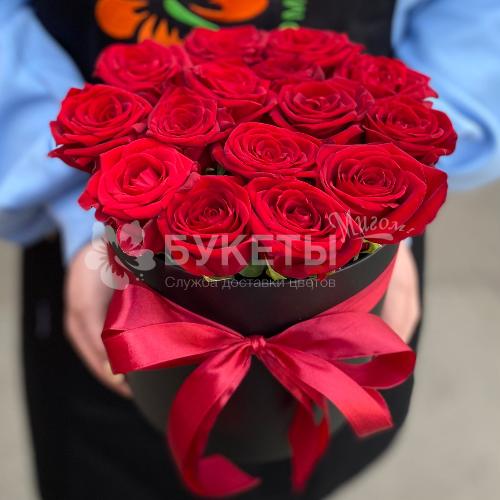 15 красных роз "Ред Наоми" в шляпной коробке
