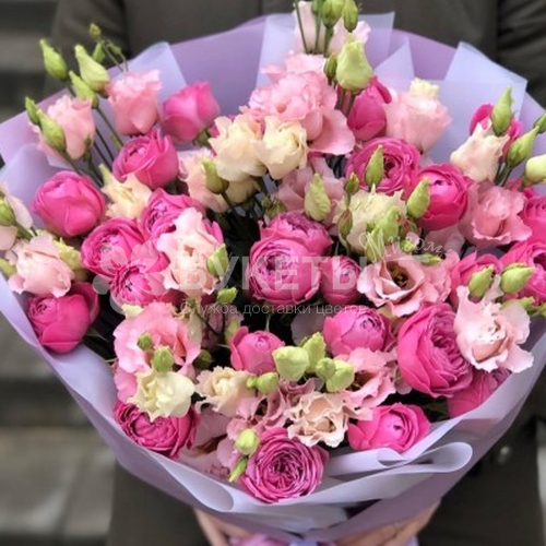 Букет из розовых эустом и пионовидных роз