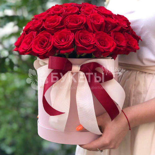 51 красная роза в розовой шляпной коробке