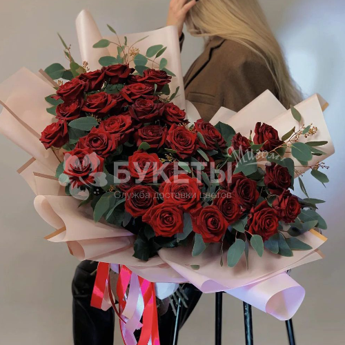 Букет из 35 красных роз в форме сердца