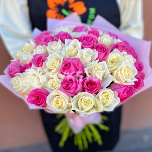 Букет из 51 розовой и белой розы 50 см