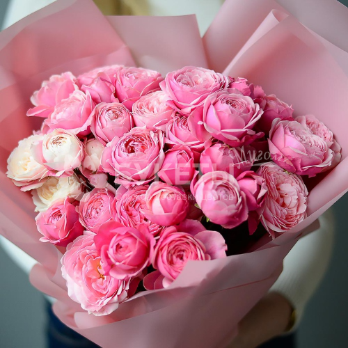 Букет из розовых кустовых пионовидных роз